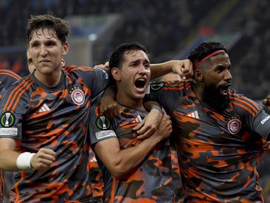 Gelandang Olympiacos, Santiago Hezze (tengah) merayakan gol keempat timnya yang dicetak ke gawang Aston Villa pada leg pertama babak semifinal Europa Conference League di Villa Park, Jumat (3/5/2024) dini hari WIB. (AP Photo/Rui Vieira)
