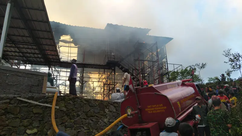 Kandang ayam di Kampung Situ Panjang, Desa Lebak Muncang, Kecamatan Ciwidey, Kabupaten Bandung, ludes terbakar. (Foto: Dokumentasi Petugas Damkar Kabupaten Bandung)