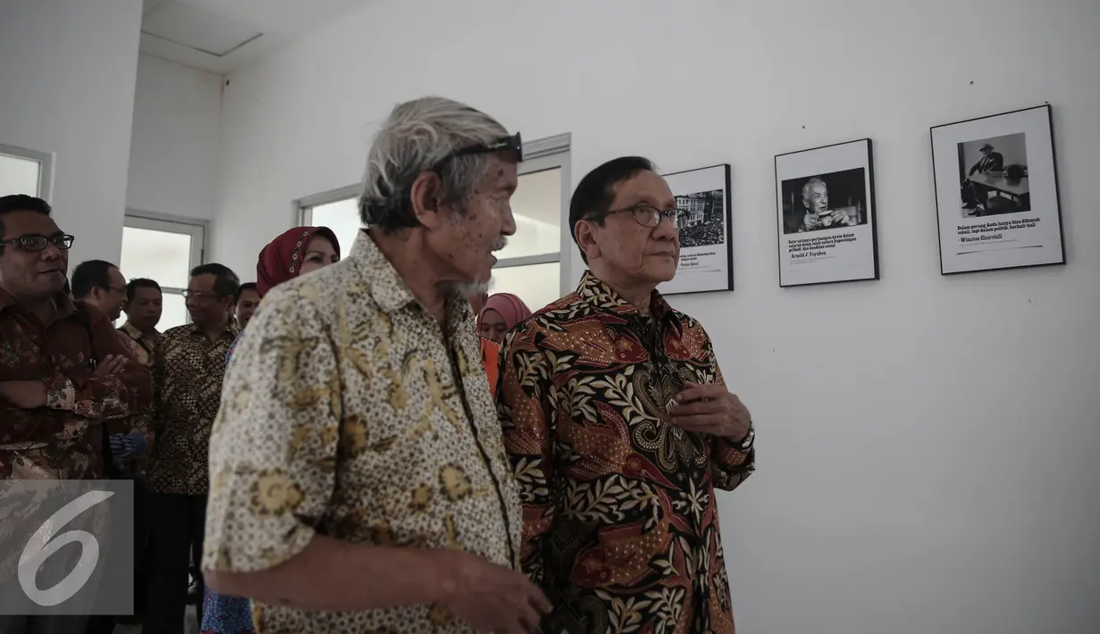Akbar Tanjung melihat ruang kelas usai pembukaan Sekolah Kepemimpinan Politik Bangsa Akbar Tanjung Institut, Jakarta, Selasa (3/5). Sekolah ini merupakan sumbangsih Akbar Tandjung Institute untuk pendidikan politik & demokrasi.(Liputan6.com/Faizal Fanani)