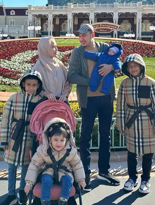 Momen kompak Kartika Putri dengan keluarga kecilnya pun kerap banjir pujian. Pasalnya, keluarga selebriti ini tampil stylish saat liburan bersama. (Liputan6.com/IG/@kartikaputriworld)