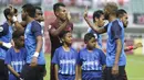 Sejumlah anak-anak dari suporter PSM Makassar menjadi pendamping saat laga Piala AFC melawan Home United di Stadion Pakansari, Bogor, Selasa (30/4). Kesempatan ini diberikan oleh Allianz sebagai salah satu sponsor. (Bola.com/Yoppy Renato)