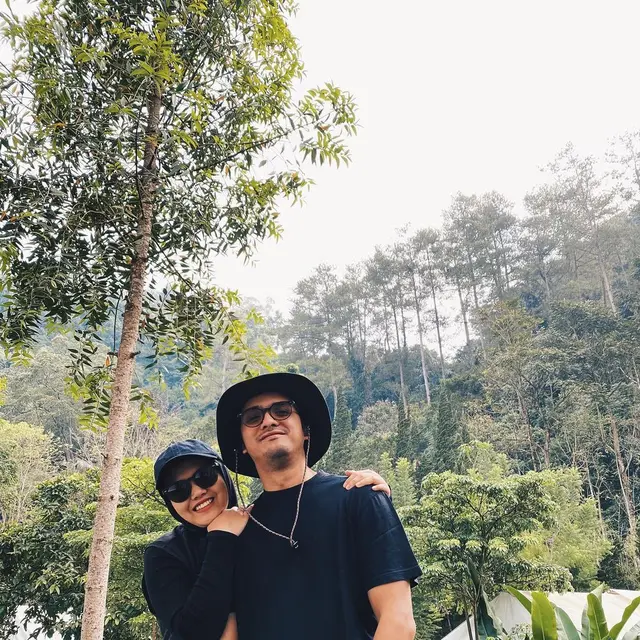7 Potret Mesra Ricky Harun dan Herfiza, Beri Karangan Bunga saat Istri Ultah