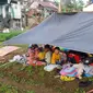 Anak-anak mengungsi di dalam tenda darurat setelah diguncang gempa di kawasan Cibeureum, Cianjur, Jawa Barat, Selasa (22/11/2022). Seperti diketahui, gempa bumi berkekuatan 5,6 SR yang terjadi pada Senin, berpusat di Kabupaten Cianjur. (merdeka.com/Arie Basuki)