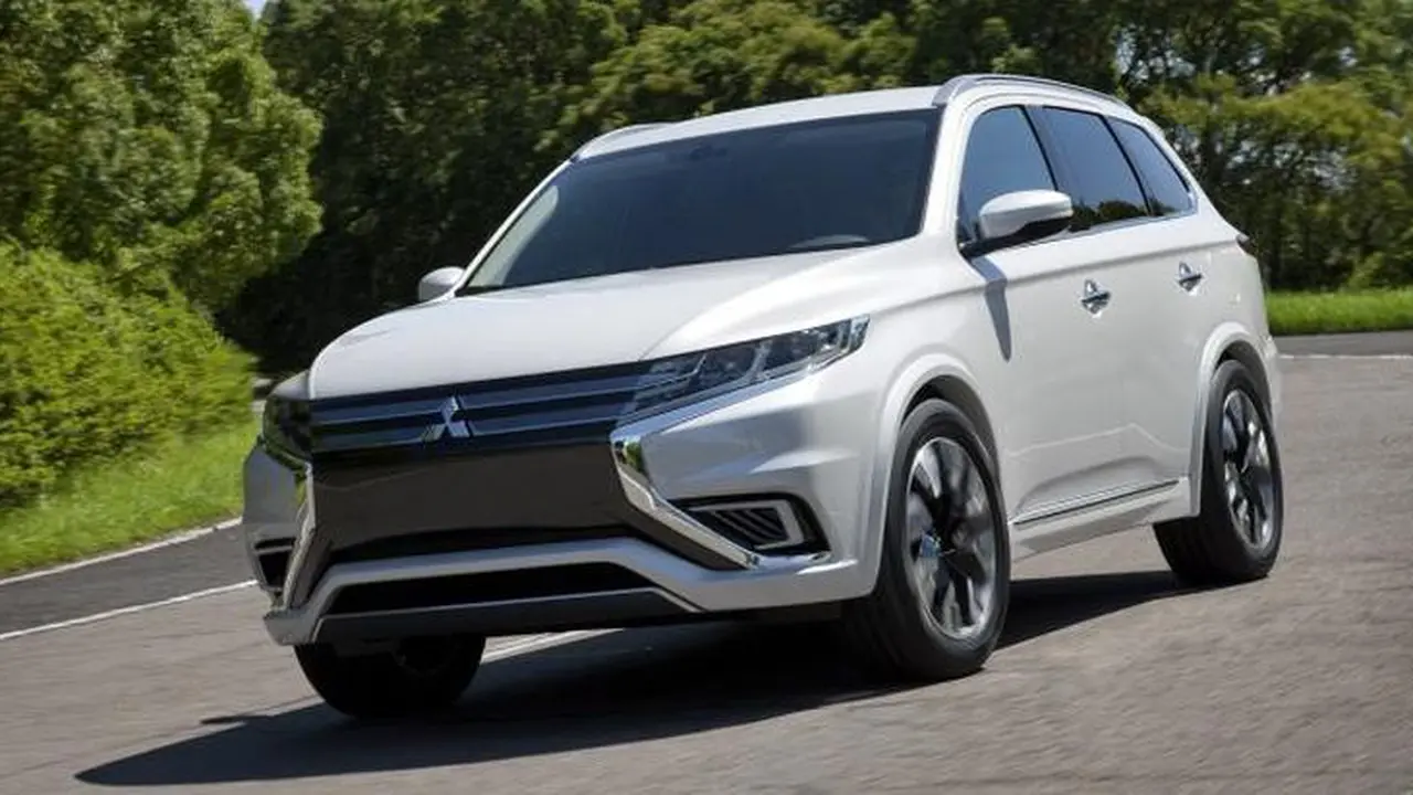 Outlander Hybrid Lakoni Debut Perdana di New York Pada April 2015