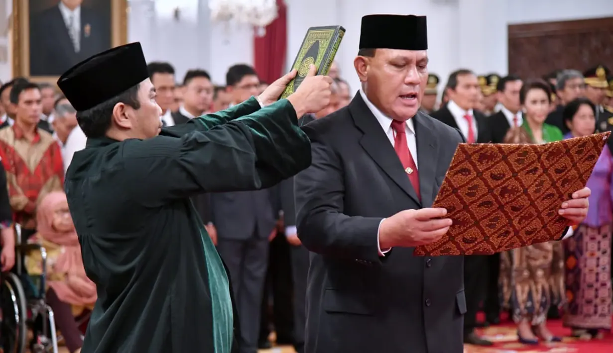 Komjen Firli Bahuri mengucapkan sumpah jabatan saat pelantikan di Istana Negara, Jakarta, Jumat (20/12/2019). Komjen Firli Bahuri ditetapkan sebagai Ketua KPK, Alexander Marwata, Lili Pintauli Siregar, Nurul Ghufron, dan Nawawi Pomolango sebagai wakil Ketua. (Foto: Biro Pers Setpres)