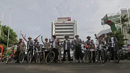 Anggota sepeda Onthel dari komunitas Kondel berfoto sebelum Fam Trip dan Gowes Bareng TAFISA Games 2016 dari Kantor Kemenpora menuju Menuju Ancol Venue Utama TAFISA Games 2016, Jakarta, Minggu (2/10/2016). (Bola.com/NIcklas Hanoatubun)