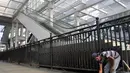 Para pekerja sedang menyelesaikan perbaikan jalan di Terminal Manggarai, Jakarta, Minggu (28/8/2014) (Liputan6.com/Miftahul Hayat)