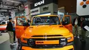 Di sisi lain merek China, iCar, meluncurkan model V23, dan merek Vietnam VinFast luncurkan MPV 7-seater terbarunya Limo Green. Tampak dalam foto, pengunjung melihat iCar V23, kendaraan listrik dari sub-merek produsen mobil Tiongkok, Chery Group, selama Pameran Motor Internasional Indonesia di Jakarta, Sabtu 7 Februari 2026. (AP Photo/Tatan Syuflana)