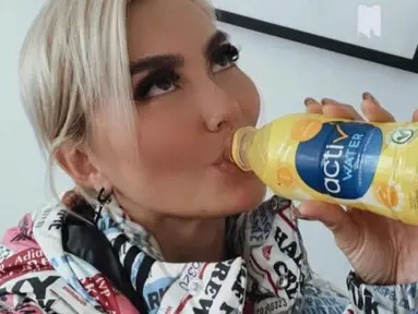 Gara-gara foto yang satu ini, netizen ramai menyebut wajah Agnez Mo kelihatan semakin nggak natural. (instagram.com/agnezmo)