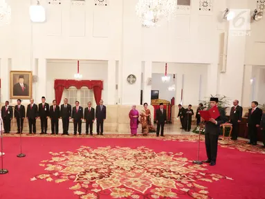 Presiden Joko Widodo atau Jokowi melantik Rohidin Mersyah sebagai Gubernur Bengkulu dan Wan Thamrin Hasyim sebagai Gubernur Riau di Istana Negara, Jakarta Pusat, Senin (10/12). Pelantikan dihadiri sejumlah menteri. (Liputan6.com/Angga Yuniar)