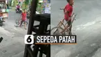 Terekam sang bocah nangis selama berjalan menenteng sepedanya yang patah.