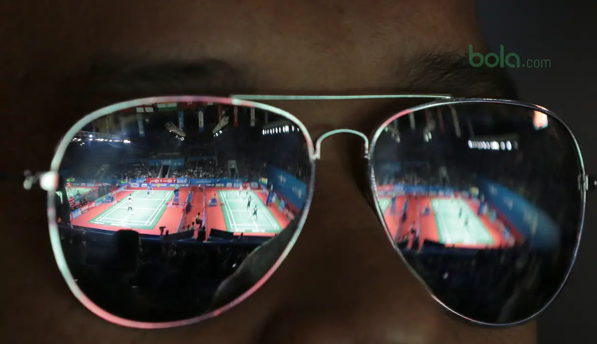 Seorang fans menggunakan kaca mata hitam saat menyaksikan Indonesia Open 2018 di Istora Senayan, Jakarta, (5/7/2018). Indonesia Open 2018 berlangsung dari 3-8 Juli 2018. (Bola.com/Nick Hanoatubun)