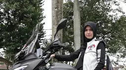 Nama Saskia Poetri mungkin tidak asing bagi penggemar FTV. Ternyata selain berakting Saskia memiliki keahlian lain yang tidak banyak digemari oleh perempuan. Saskia suka mengendarai motor gede sampai-sampi menjadi salah satu brand ambassador motor gede. (Liputan6.com/IG/@kiapoetrii)