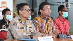 Direktur Tindak Pidana Umum Bareskrim Polri Brigjen Pol Ferdy Sambo (tengah) memberikan keterangan dalam rilis Kasus Kebakaran Kejagung di Bareskrim Mabes Polri, Jakarta, Jumat (13/11/2020). Penyidikan perkara berlangsung 20 hari. (Liputan6.com/Faizal Fanani)