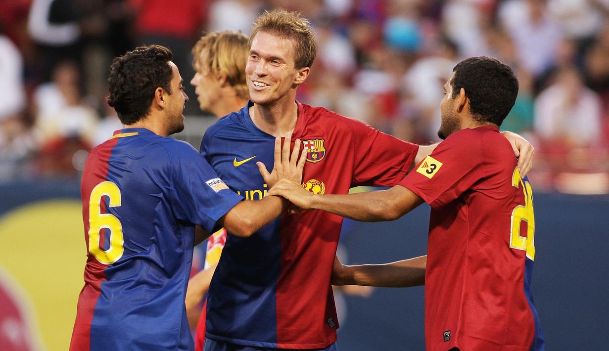 Aleksandr Hleb. Gelandang serang Belarusia yang kini berusia 41 tahun dan telah pensiun pada Maret 2020 bersama VfB Stuttgart ini tercaatat pernah 4 musim membela Barcelona mulai 2008/2009 hingga 2011/2012 usai didatangkan dari Arsenal dengan nilai transfer 17 juta euro. Nyatanya ia hanya tampil 1 musim bersama Barcelona dan 3 musim terakhir dipinjamkan ke Stuttgart, Birmingham, dan Wolfsburg akibat gagal mendapat tempat utama di lini tengah Barcelona. Pada tengah musim 2011/2012 ia dilepas gratis ke KS Samara dan hanya tampil dalam 36 laga di semua ajang bareng Barcelona dengan torehan 3 assist. (AFP/Getty Images/Mike Stobe)