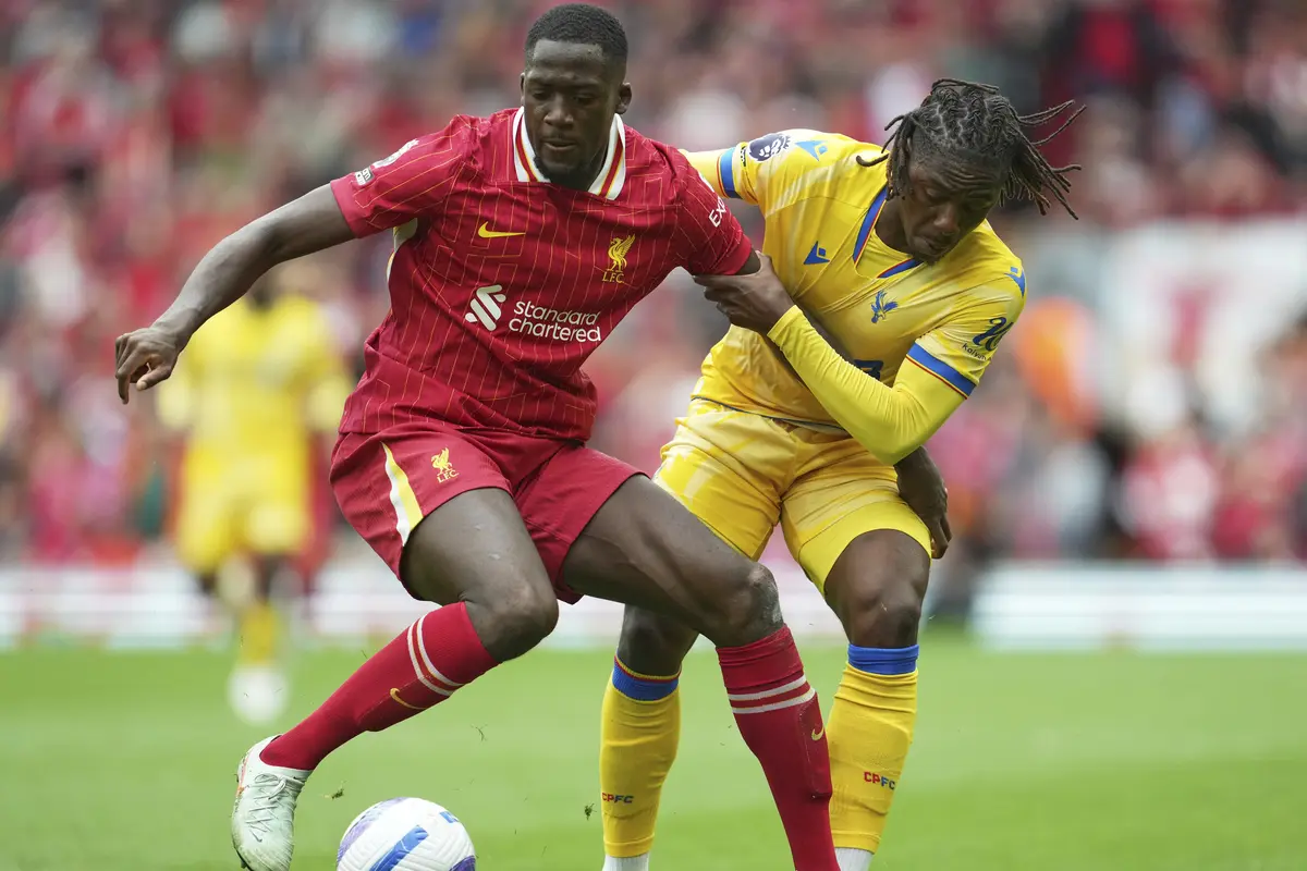 Ibrahima Konate melindungi bola dari Eberechi Eze di laga Liverpool vs Crystal Palace di Anfield, Minggu (25/05/2025) malam WIB. (AP/Jon Super)