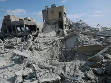 Kondisi bangunan Pusat Penelitian Ilmiah Suriah yang hancur parah usai diserang oleh AS dan sekutunya di Barzeh, Damaskus (14/4). Serangan itu menyisakan puing-puing bangunan yang luluh lantak akibat rudal. (AP/Hassan Ammar)