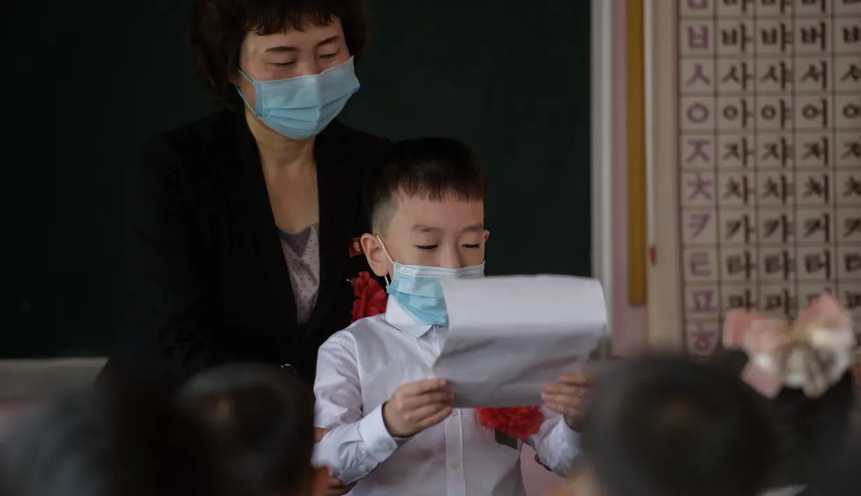 Seorang anak sekolah dasar mengikuti kelas di Sekolah Dasar Hasin di Distrik Sosong di Pyongyang, Korea Utara, Rabu (3/6/2020). Korea Utara membuka kembali sekolah - sekolah di bulan ini setelah sebelumnya meliburkan karena kekhawatiran penyebaran virus corona. (KIM Won Jin / AFP)