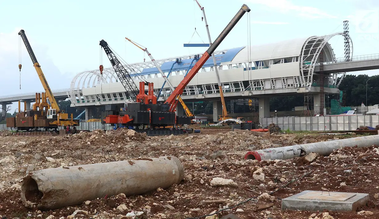 Suasana pembangunan stasiun LRT di kawasan Ciracas, Jakarta, Sabtu (23/3). Pada tahun 2019, pemerintah menganggarkan dana APBN untuk infrastruktur sebesar Rp415 triliun, naik 1,04% dari anggaran infrastruktur tahun sebelumnya. (Liputan6.com/Immanuel Antonius)