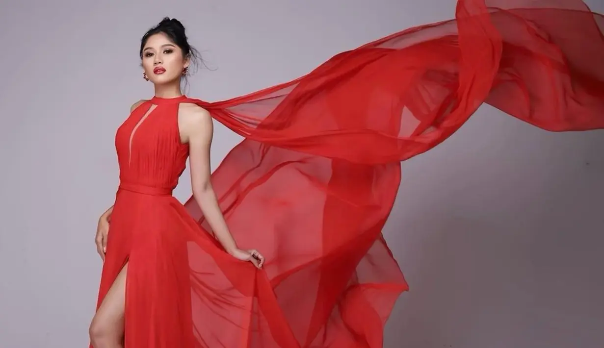 Model cantik berusia 25 tahun ini memang menyukai dunia fashion. Penampilannya dengan mengenakan busana merah ini terlihat begitu memesona. Aura cantik dari calon istri Kaesang Pangarep ini begitu terpancarkan. Tak ayal foto ini banjir like dan komentar dari netizen. (Liputan6.com/IG/@erinagudono)