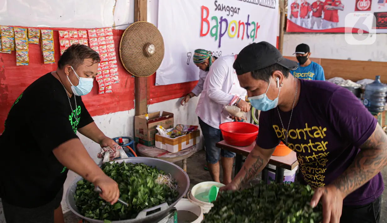 Relawan memasak makanan di dapur umum peduli COVID-19 di kawasan Karet Semanggi, Jakarta, Selasa (13/7/2021). Menurut keterangan relawan, dalam sehari dapur umum tersebut menghasilkan rata-rata 1.000 paket makanan. (Liputan6.com/Faizal Fanani)