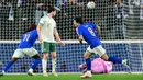Keran gol Gli Azzurri dicetak oleh Sandro Tonali pada menit ke-56. Tonali berhasil menyambar bola yang dimentahkan pemain Iralndia Utara dari luar kotak penalti. (AFP/Stefano Rellandi)