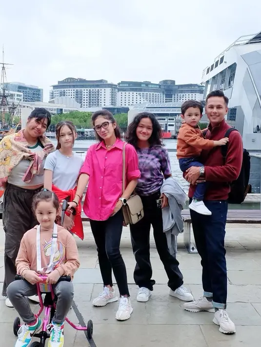 Andhika Pratama dan Ussy juga turut mengunggah berbagai momen saat liburan bersama anak-anak di Australia dalam akun Instagram. Keduanya juga tampil kasual menikmati waktu bersama kelima anak mereka. (Liputan6.com/IG/@ussypratama)