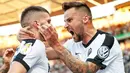 Gelandang Frankfurt, Ante Rebic, bersama Haris Seferovic, merayakan gol ke gawang Dortmund pada laga final DFB Pokal di Stadion Olympic, Berlin, Sabtu (27/5/2017). Dortmund menang 2-1 atas Frankfurt. (EPA/Friedemann Vogel)