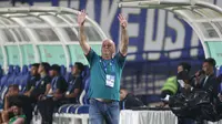 Pelatih kepala Persib Bandung, Bojan Hodak memberi instruksi kepada pemainnya saat menghadapi Bali United pada laga leg kedua semifinal Championship Series BRI Liga 1 2023/2024 di Stadion Si Jalak Harupat, Soreang, Kabupaten Bandung, Sabtu (18/5/2024). (Bola.com/Abdul Aziz)