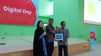 Indosat Ooredoo diwakili Group Head Corporate Communications Indosat Ooredoo Deva Rachman (kiri) dan Head of Region Sumatera Eric Danari (kanan) mendukung gerakan bijak bermedia sosial melalui Digital Day di SMA 2 Bandar Lampung (Liputan6.com/ Agustin SW)