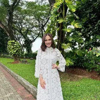 Gaya anggun Syifa Hadju dibalut lace dress warna putih dengan aksen bunga yang menawan. [@lacebyartkea]