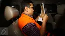 Tersangka dugaan suap uji materiil Undang-Undang Peternakan dan Kesehatan, Kamaludin saat berada di mobil yang menjemputnya usai menjalani pemeriksaan di gedung KPK, Jakarta, Kamis  (2/2). (Liputan6.com/Helmi Afandi) 