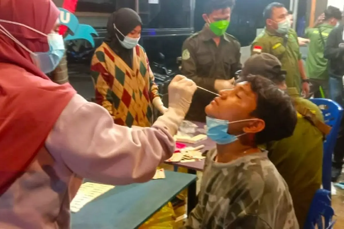 Rapid tes antigen oleh petugas medis kepada warga di Pekanbaru yang melanggar protokol kesehatan.