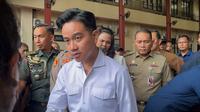 Wakil Presiden Gibran Rakabuming Raka meninjau posko pengungsian yang terletak di Polres Metro Jakarta Pusat, setelah kebakaran hebat yang terjadi di Jalan Kemayoran Gempol, Kebon Kosong, Kemayoran, pada Selasa dini hari (21/1/2025). (Foto: Liputan6.com/Ady Anugrahadi).