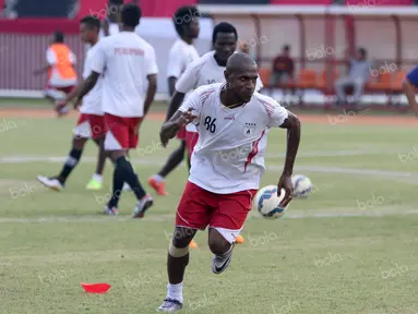 Aksi pemain Persipura Jayapura, Boaz Solossa, saat latihan di Stadion Mandala, Jayapura, Kamis (28/4/2016) jelang laga perdana Torabika Soccer Championship 2016 presented by IM3 Ooredoo. (Bola.com/Nicklas Hanoatubun)