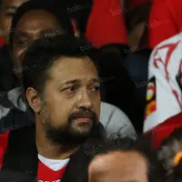 Arie Sihasale dan Nia Zulkarnaen ikut menyaksikan laga pembuka Torabika Soccer Championship antara Persipura vs Persija di Stadion Mandala, Jayapura, Papua, Jumat (29/4/2016). (Nicklas Hanoatubun)