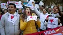 Demonstran menyanyikan lagu "I love life" saat menggelar aksi anti-aborsi di La Paz, Bolivia (23/5). Mereka melakukan demonstrasi untuk untuk menentang praktek aborsi serta menolak RUU legalisasi aborsi. (AP Photo / Juan Karita)