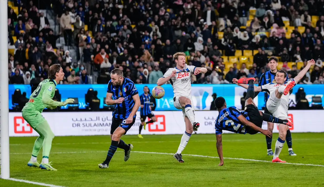 Inter Milan sukses mengalahkan Atalanta dengan skor 2-0 dalam laga semifinal Supercoppa Italiana 2024 yang digelar di Al Awwal Park, Riyadh, Jumat (3/1/2025) dini hari WIB. (AP Photo/Altaf Qadri)