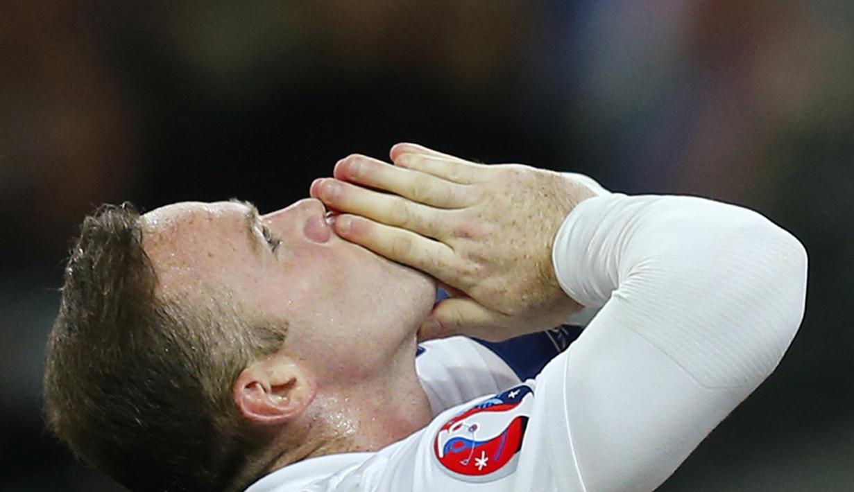Wayne Rooney merayakan gol nya yang ke-50 untuk Inggris saat laga penyisihan Piala Eropa melawan Swiss di Stadion Wembley, Inggris, Selasa (8/9/2015). Rooney berhasil melewati rekor gol sepanjang masa milik Bobby Charlton. (Reuters/Eddie Keogh)