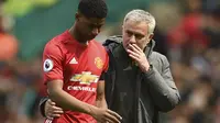 Penyerang Manchester United (MU), Marcus Rashford dan pelatih Jose Mourinho. (Oli SCARFF / AFP)