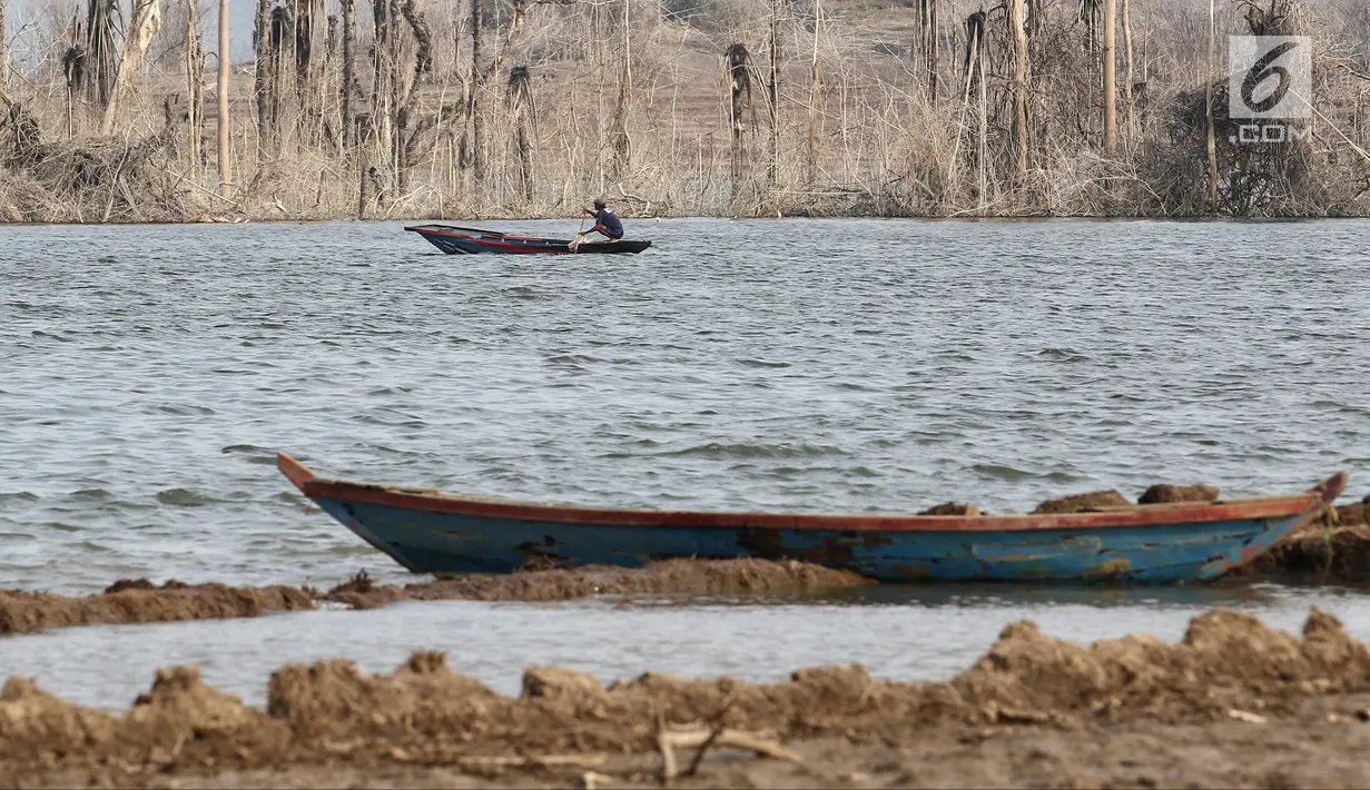 Warga menjaring ikan di Waduk Jatigede, Desa Cipaku, Sumedang, Jawa Barat, Senin  (17/9). Musim kemarau yang menyurutkan Waduk Jatigede dimanfaatkan warga untuk menjaring ikan dan mengumpulkan puing bangunan serta kayu. (Liputan6.com/Herman Zakharia)