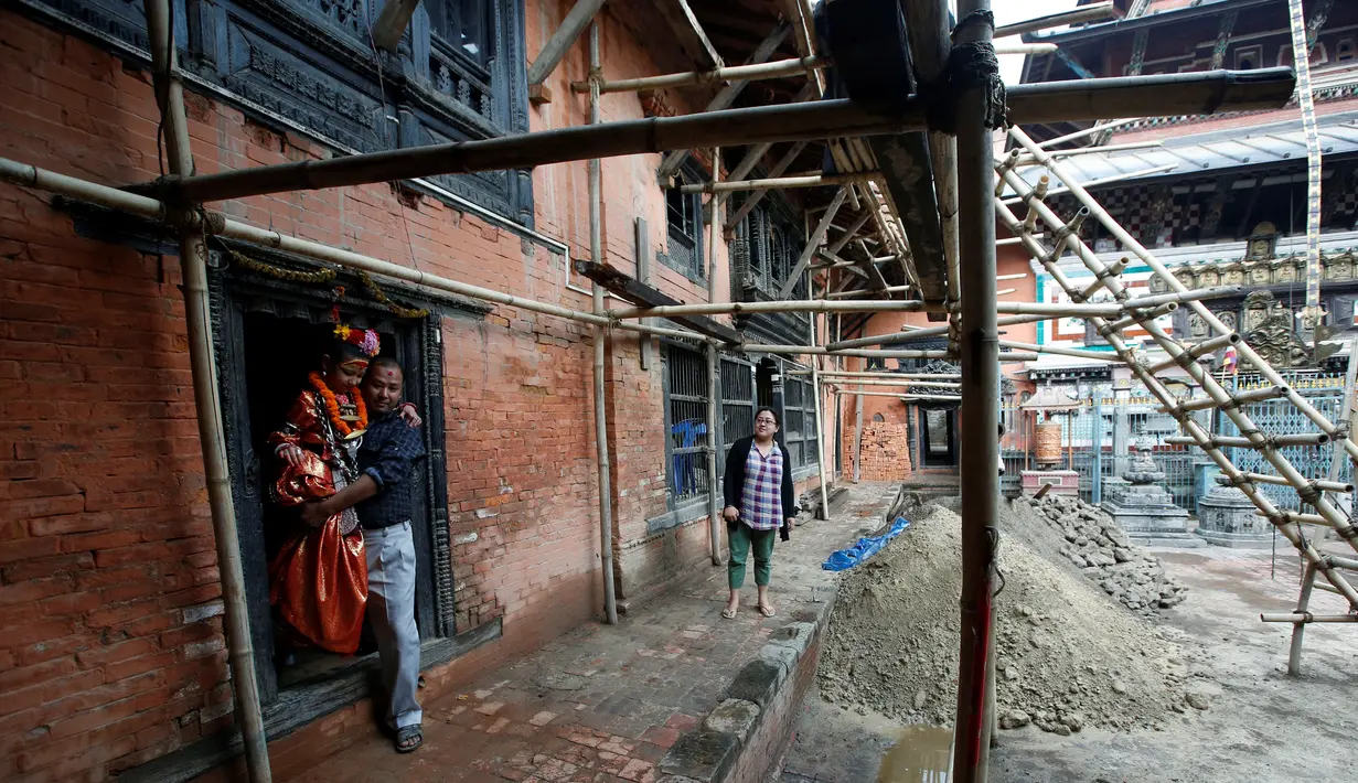 Dewi Hidup, Kumari Unikia Bajracharya digendong saat akan menghadiri festival untuk Rato Machhindranath di Lalitpur, Nepal, (10/5). Kumari tak diizinkan meninggalkan kuilnya kecuali mengikuti acara keagamaan. (REUTERS/Navesh Chitrakar)