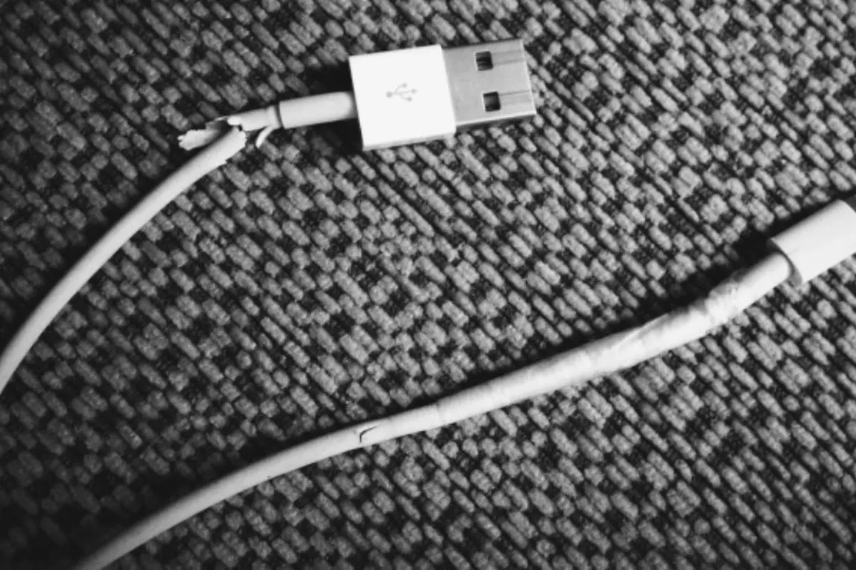 3 Cara Kece Selamatkan Kabel Charger iPhone-mu dari Kerusakan