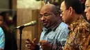 <p>Gubernur Papua Lukas Enembe (kiri) memberikan keterangan terkait wacana pembangunan fasilitas pemurnian biji mineral (smelter) PT Freeport di gedung Kementerian ESDM, Jakarta, Jumat (6/2). (Liputan6.com/Faizal Fanani)</p>