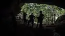 Arkeolog dari Departemen Seni Rupa di Ratchaburi melihat lukisan gua yang baru ditemukan di taman nasional Khao Sam Roi Yot di pesisir provinsi Prachuap Kiri Khan (10/9/2020). Antelop, sosok kesepian, keluarga yang saling bergandengan tangan. (AFP/Lillian Suwanrumpha)