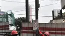 Pekerja dari Adhi Karya memasang tanda dilarang merokok di sekitar lokasi kebocoran pipa gas bumi, di depan Kantor BNN, Cawang, Jakarta, Selasa (13/3). (Merdeka.com/Iqbal S. Nugroho)