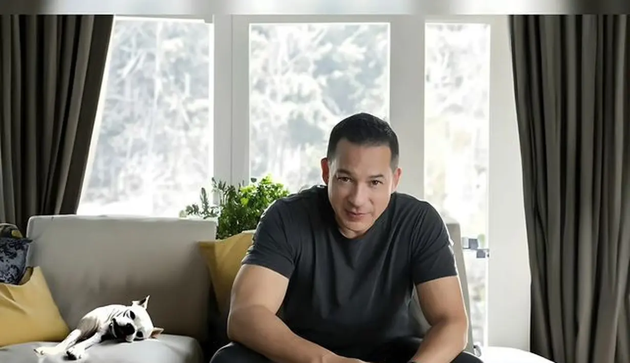 Potret tersebut langsung mendapat banyak komentar dari warganet. Meski sedang proses cerai, tidak lantas mereka bermusuhan.  [Instagram/ariwibowo_official]