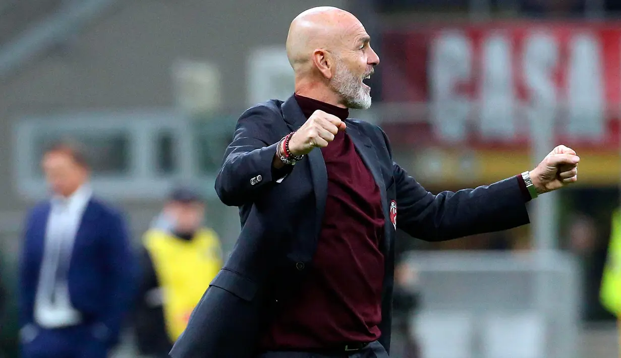 Pelatih AC Milan Stefano Pioli merayakan kemenangan timnya atas SPAL saat bertanding pada laga Liga Italia di Stadion San Siro, Milan, Italia, Kamis (31/10/2019). AC Milan menang 1-0 atas SPAL. (Matteo Bazzi/ANSA via AP)
