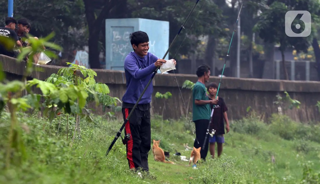 Warga memancing di bibir Waduk Cincin, Jakarta, Sabtu (19/6/2021). Ceceran sampah plastik ini mengganggu kemyamanan warga yang ingin menikmati suasana Waduk Cincin . (Liputan6.com/Helmi Fithriansyah)