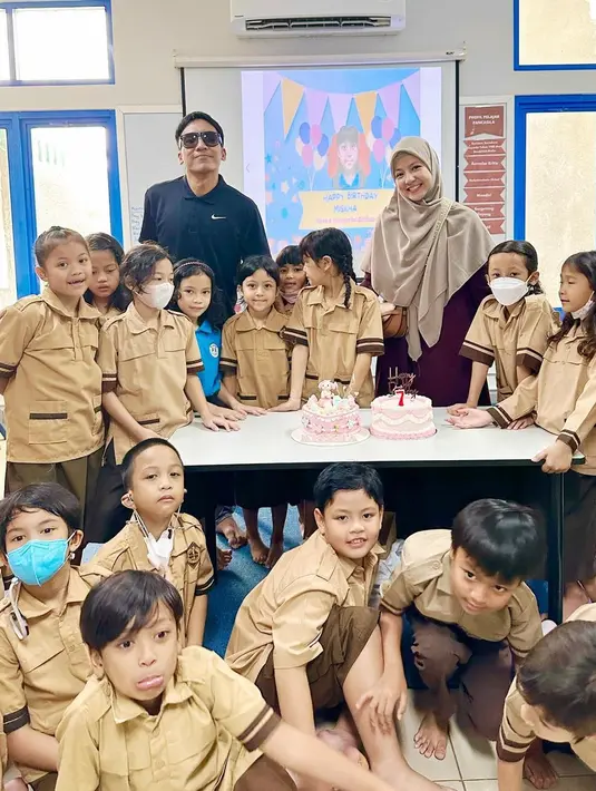 Potret kekompakan Natasha Rizky atau biasa disapa Caca saat merayakan ulang tahun anak perempuannya, Miskha di sekolah. [Instagram/desta80s]